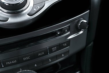 Lüks araba içinde. Prestij modern araba iç. Konforlu deri koltuklar. Siyah deri kokpit delikli. Siyah deri bilgisayar monitör ekran ve gezinti düğmeleri medya kontrol