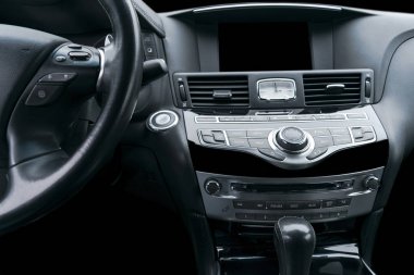 Lüks araba içinde. Prestij modern araba iç. Konforlu deri koltuklar. Siyah deri kokpit delikli. Siyah deri bilgisayar monitör ekran ve gezinti düğmeleri medya kontrol