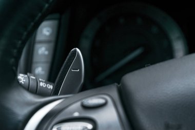 Manuel vites değişen sopa bir otomobilin direksiyon simidi, Modern araba iç ayrıntılar üzerinde