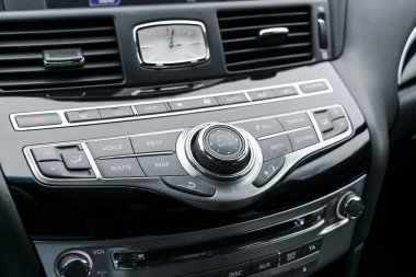 Lüks araba içinde. Prestij modern araba iç. Otomatik vites. Siyah deri kokpit delikli. Siyah deri bilgisayar monitör ekran ve gezinti düğmeleri medya kontrol