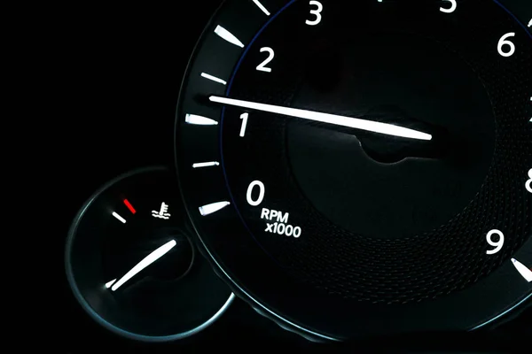 車インパネ ダッシュ ボード表示の速度計 燃料レベル クローズ アップ 現代のステアリング ホイール 現代の車のインテリアの詳細 — ストック写真