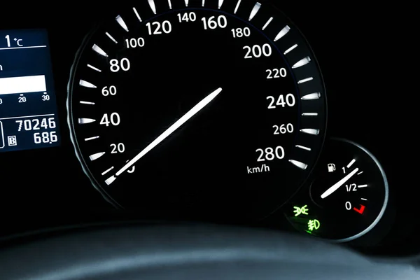 汽车仪表板 仪表板特写与可见车速表和燃料水平 现代方向盘 现代汽车内饰细节 — 图库照片
