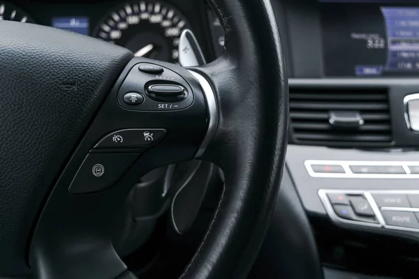 在现代汽车的方向盘上的巡航控制按钮与黑色 Preforated 皮革内饰 现代汽车内饰细节 — 图库照片