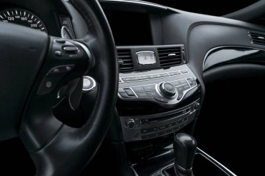 Lüks araba içinde. Prestij modern araba iç. Otomatik vites. Siyah deri kokpit delikli. Siyah deri bilgisayar monitör ekran ve gezinti düğmeleri medya kontrol