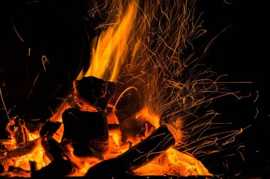 Şömine yakın, Barbekü yangın, kömür arka plan yakacak odun yanan. Kömür sparks ateşle