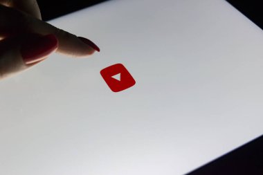 Sankt-Petersburg, Rusya, 9 Ocak 2018: Bir kadın eli Youtube ana Web sayfası ile gece ekran Tablet Apple ipad Pro dokunuyor. YouTube en büyük online video hizmet