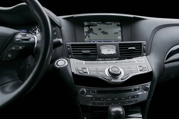 豪华车内 室内的威望现代汽车 自动变速器换档 黑色穿孔真皮驾驶舱 带有导航计算机监视器屏幕的黑色皮革中的介质控制按钮 — 图库照片