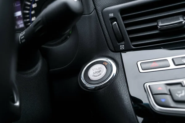 Araba Pano Motoru Başlat Durdur Düğmesini Modern Araba Ayrıntılar Odaklı — Stok fotoğraf