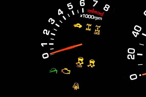 車インパネ ダッシュ ボード表示の速度計 燃料レベル クローズ アップ 現代のステアリング ホイール 現代の車のインテリアの詳細 走行距離計 — ストック写真
