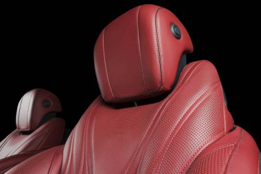 Modern lüks araba içinde. Prestij modern araba iç. Konforlu deri koltuklar. Kırmızı delikli deri kokpit izole siyah arka plan ile. Modern araba iç detaylar