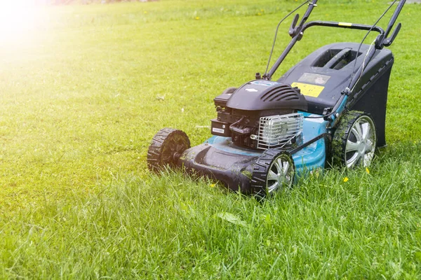 Rasenmähen Rasenmäher Auf Grünem Rasen Rasenmäher Rasenmähen Gartenpflegewerkzeug Aus Nächster — Stockfoto