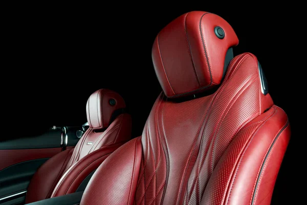 现代豪华车内 室内的威望现代汽车 舒适的真皮座椅 红色穿孔皮革驾驶舱与孤立的黑色背景 现代汽车内饰 — 图库照片
