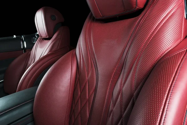 现代豪华车里面 内部的威望现代汽车 舒适的真皮座椅 红色穿孔皮革驾驶舱与孤立的黑色背景 现代汽车内饰细节 — 图库照片