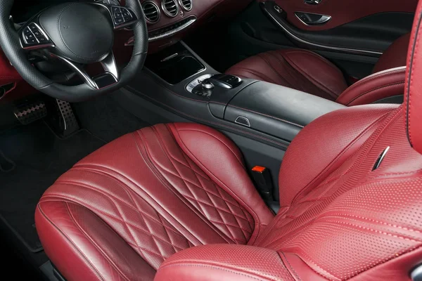 现代豪华车内 室内的威望现代汽车 舒适的真皮座椅 红色穿孔真皮驾驶舱 方向盘和仪表板 自动齿轮棒 汽车内饰 — 图库照片