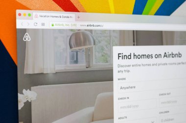 Sankt-Petersburg Rusya, 11 Ocak 2018: Elma imac Airbnb ana sayfasında monitör ekran ile. Airbnb kısa vadeli konaklama kiralama hizmeti sunan online pazar var. Ana sayfa Airbnb.com Pc bilgisayar.