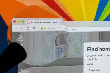 Sankt-Petersburg Rusya, 11 Ocak 2018: Elma imac ile Airbnb ana sayfasında monitör ekran Büyüteç altında. Airbnb kısa vadeli konaklama kiralama hizmeti sunan online pazar var. Airbnb.com ana sayfası