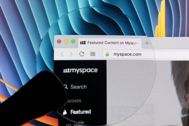 Sankt-Petersburg Rusya, 11 Ocak 2018: Elma imac Myspace ana sayfasında monitör ekran ile. MySpace online sosyal ağ sitesidir. Ana sayfasını Myspace.com Pc bilgisayar.