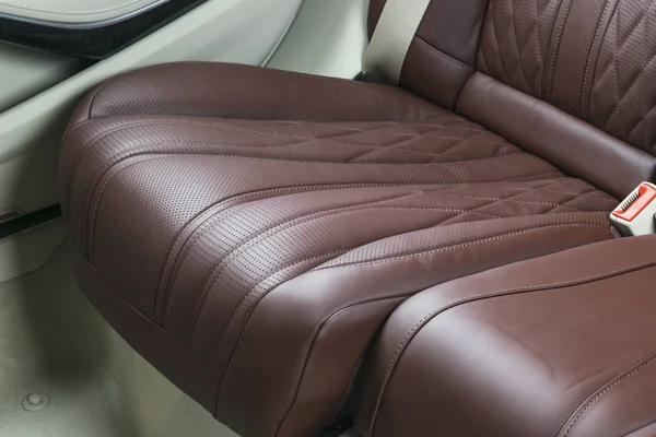 현대적인 럭셔리 자동차입니다 프레스 자동차의 인테리어입니다 편안한 좌석입니다 빨간색과 천공된 — 스톡 사진