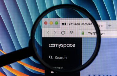 Sankt-Petersburg Rusya, 11 Ocak 2018: Elma imac ile Myspace ana sayfasında monitör ekran Büyüteç altında. MySpace online sosyal ağ sitesidir. Ana sayfasını Myspace.com Pc bilgisayar.