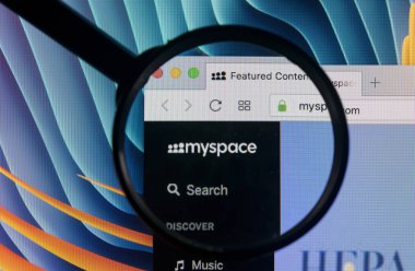 Sankt-Petersburg Rusya, 11 Ocak 2018: Elma imac ile Myspace ana sayfasında monitör ekran Büyüteç altında. MySpace online sosyal ağ sitesidir. Ana sayfasını Myspace.com Pc bilgisayar.