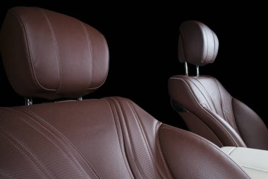 Modern lüks araba içinde. Prestij modern araba iç. Konforlu deri koltuklar. Kırmızı ve beyaz delikli deri. Modern araba iç detaylar