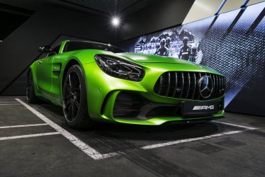 Sankt-Petersburg, Rusya, 12 Ocak 2018: Yeşil Mercedes-Benz Amg Gtr 2018 V8 Biturbo dış detaylar, yan görünüm. Araba dış detaylar