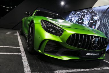 Sankt-Petersburg, Rusya, 12 Ocak 2018: Yeşil Mercedes-Benz Amg Gtr 2018 V8 Biturbo dış detaylar, Far. Önden Görünüm. Araba dış detaylar