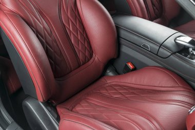 Modern lüks araba içinde. Prestij modern araba iç. Konforlu deri kırmızı koltuk. Kırmızı delikli deri kokpit izole siyah arka plan ile. Modern araba iç detaylar