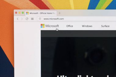 Sankt-Petersburg, Rusya, 11 Ocak 2018: Elma imac monitör ekranında Microsoft giriş sayfası ile. Pc bilgisayar üstünde Microsoft.com Ana sayfa. 
