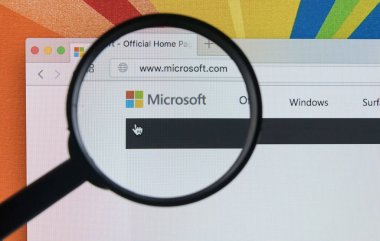 Sankt-Petersburg, Rusya, 11 Ocak 2018: Elma imac Büyüteç altında monitör ekranında Microsoft giriş sayfası ile. Pc bilgisayar üstünde Microsoft.com Ana sayfa. 