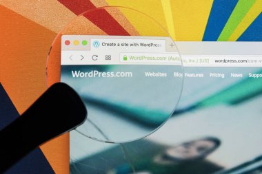 Sankt-Petersburg, Rusya, 11 Ocak 2018: Elma imac ile Wordpress ana sayfasında monitör ekran Büyüteç altında. Ana Wordpress.com Pc bilgisayar üzerinde. Bir ücretsiz ve açık kaynak bloglama aracı ve bir içerik yönetimi Wordpress Wordpress olduğunu 