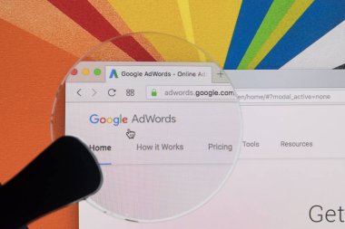 Sankt-Petersburg, Rusya, 11 Ocak 2018: Google Adwords ana sayfasını Web sitesinde Apple imac monitör ekran Büyüteç altında. Google Adwords online reklam servisidir.