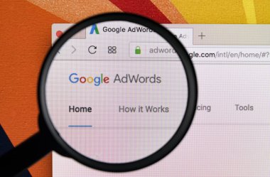 Sankt-Petersburg, Rusya, 11 Ocak 2018: Google Adwords ana sayfasını Web sitesinde Apple imac monitör ekran Büyüteç altında. Google Adwords online reklam servisidir.