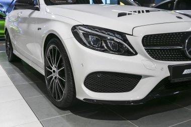 Mercedes Benz C 43 Amg 2018 önden görünümü. Far sistemi. Araba dış detaylar. 