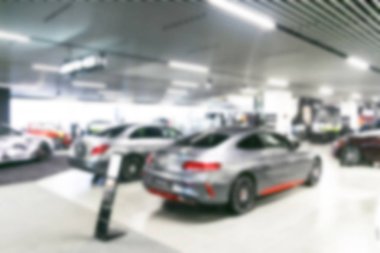 Bulanık Bayilik mağaza bokeh arka plan, arabalar yumuşak şimşek, bokeh ulaşım kavramı satıcı showroom arka plan bulanıklık. Bulanık
