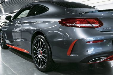 Arkadan Görünüm bir Mercedes Benz C 200 Amg 4MATIC Coupe 2018. Sistem egzoz. Araba dış detaylar. 