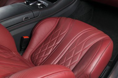 Modern lüks araba içinde. Prestij modern araba iç. Konforlu deri kırmızı koltuk. Kırmızı delikli deri kokpit. Otomatik şanzıman. Modern araba iç detaylar
