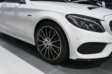 Ön görünüm bir Mercedes Benz C 43 AMG 4MATIC Bi-turbo 2018. Far sistemi. Araba dış detaylar. 