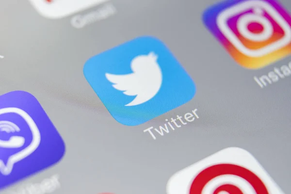 Ícone do aplicativo Twitter no Apple iPhone 8 tela do smartphone close-up. Ícone do aplicativo Twitter. Twitter é um serviço online de redes sociais e microblogging  . — Fotografia de Stock