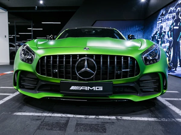 Green Mercedes-Benz AMG GTR 2018 V8 Biturbo exterior details, Headlight. Front view. Car exterior details — Stock Photo, Image