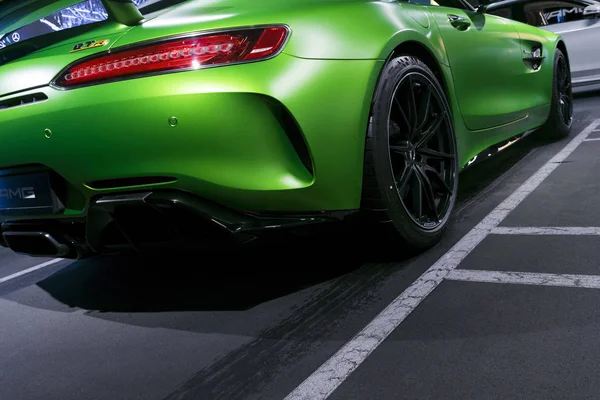 Green Mercedes-Benz AMG GTR 2018 V8 Bi-turbo exterior details. Back view. Car exterior details — Stock Photo, Image