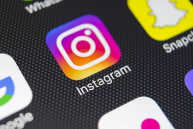 Apple iphone 8 smartphone ekran yakın çekim Instagram uygulama simgesi. Instagram app simgesi. Instagram bir online sosyal ağ hizmetidir .