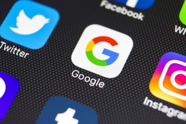 Google uygulama simgesi üzerinde Apple iphone 8 smartphone ekran yakın çekim. Google app simgesi. Dünyanın en popüler Internet arama motoru Google olduğunu