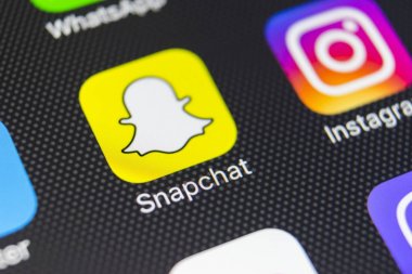  Apple iphone 8 smartphone ekran yakın çekim Snapchat uygulama simgesi. Snapchat app simgesi. Snapchat bir online sosyal ağ hizmetidir .