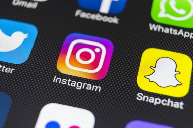  Apple iphone 8 smartphone ekran yakın çekim Instagram uygulama simgesi. Instagram app simgesi. Instagram bir online sosyal ağ hizmetidir .