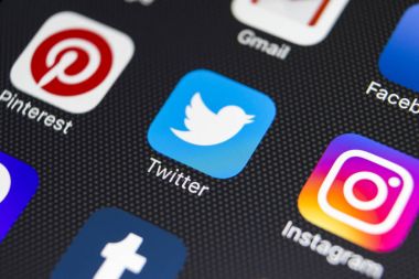 Twitter uygulama simgesi üzerinde Apple iphone 8 smartphone ekran yakın çekim. Twitter app simgesi. Twitter bir online sosyal ağ ve microblogging hizmet olduğunu .