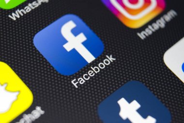 Monitör ekran simgesine Facebook ile Apple iphone 8. En büyük sosyal ağ web sitesi Facebook. Facebook.com simgesi smartphone cep telefonu ile