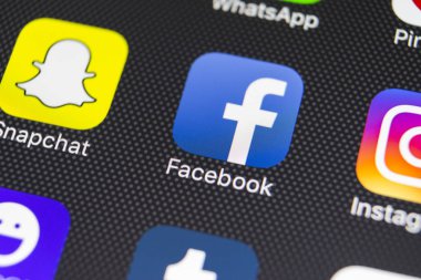 Monitör ekran simgesine Facebook ile Apple iphone 8. En büyük sosyal ağ web sitesi Facebook. Facebook.com simgesi smartphone cep telefonu ile