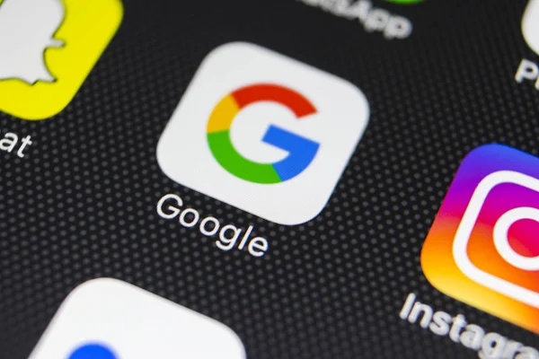 Google-toepassingspictogram op Apple iphone 8 smartphone scherm close-up. Google app pictogram. Google is de meest populaire Internet-zoekmachine in de wereld — Stockfoto