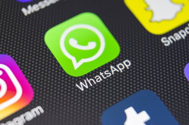 Whatsapp messenger uygulama simgesi üzerinde Apple iphone 8 smartphone ekran yakın çekim. Whatsapp messenger app simgesi .
